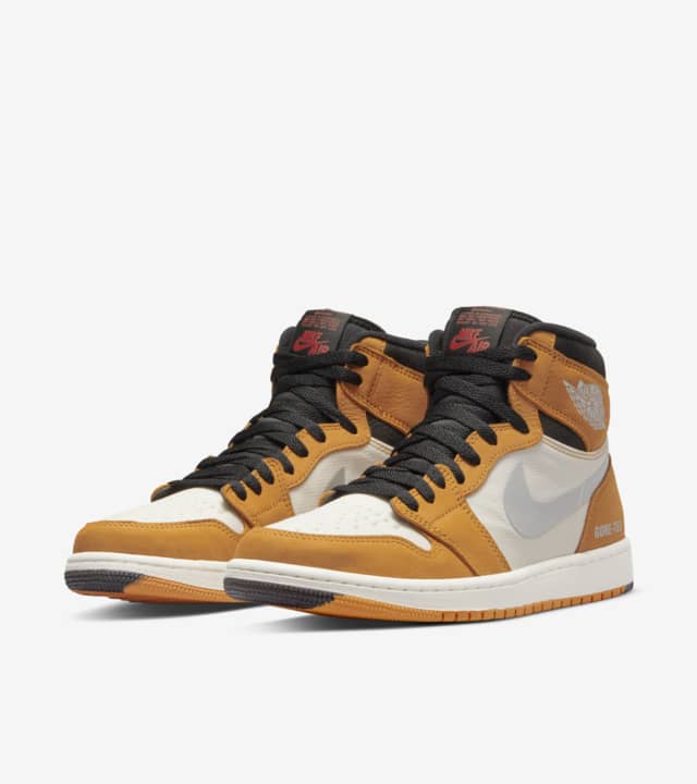 jordan 1 gore tex light curry on feet